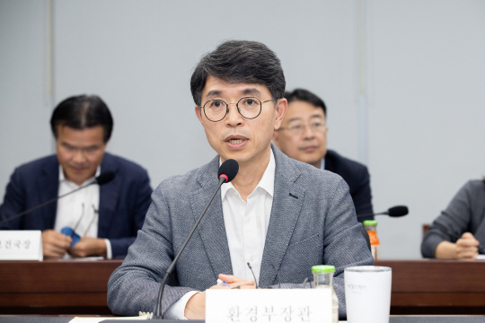 김완섭 환경부 장관이 4일 세종시 정부세종청사에서 출입기자들과 간담회를 갖고 있다.[환경부]